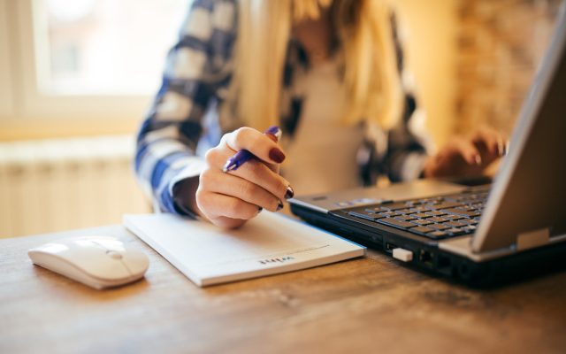 Cum să câștigi bani online cu abilități IT în 2026