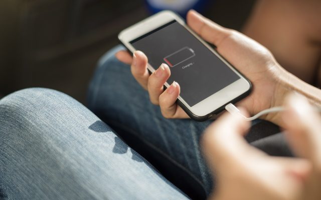 Cum să prelungești viața bateriei telefonului (10 sfaturi 2026)