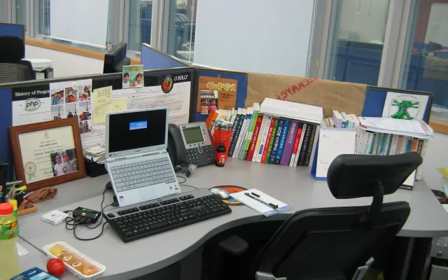 Ce laptop să cumperi pentru angajați: ghid pentru firme