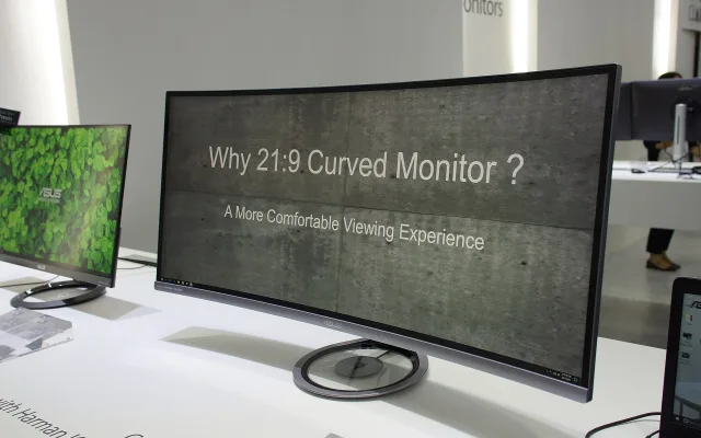 Monitor curbat vs flat în gaming: Ce alegi pentru setup-ul tău în 2026